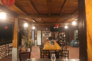 A restaurant or other place to eat at Retreat Home Bản Dọi Mộc Châu