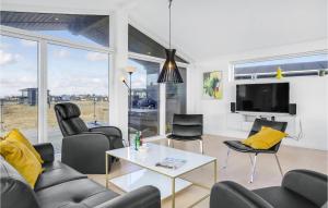 - un salon avec une table, des chaises et une télévision dans l'établissement Amazing Home In Frederikshavn With Kitchen, à Frederikshavn