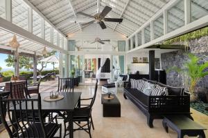 乌鲁瓦图Hidden Hills Villas - Small Luxury Hotels of The World的开放式客厅配有沙发和桌子