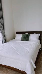 Cama ou camas em um quarto em Kamilia Homestay KB City Centre