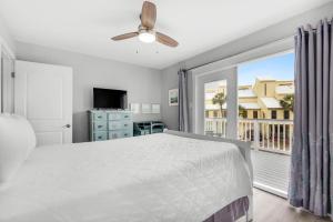 Un dormitorio con una cama y una ventana grande. en Southern Comfort, en Navarre