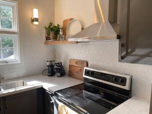 Virtuvė arba virtuvėlė apgyvendinimo įstaigoje BEAUTIFUL 3 BDRM HERITAGE HOME-MINS TO DOWNTOWN