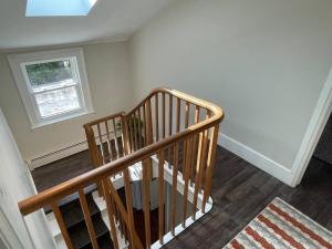 uma escada de madeira num quarto com uma janela em BEAUTIFUL 3 BDRM HERITAGE HOME-MINS TO DOWNTOWN em Hamilton