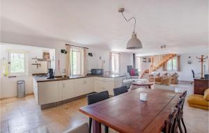 een keuken en een woonkamer met een houten tafel in een kamer bij Amazing Home In Fayence With Wifi in Fayence