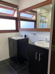 Baño con 2 lavabos y espejo en CASA BELLA, en Villa de Leyva
