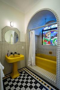 y baño con lavabo amarillo y ducha. en CASA BORIS: Insta-worthy fully equipped apartment., en Ciudad de México