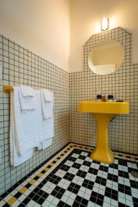 baño con lavabo amarillo y espejo en CASA BORIS: Insta-worthy fully equipped apartment., en Ciudad de México