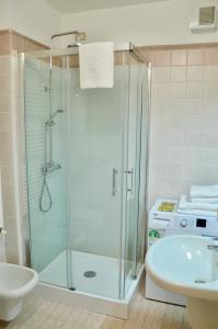 e bagno con doccia, servizi igienici e lavandino. di Garibaldi18 a Desenzano del Garda