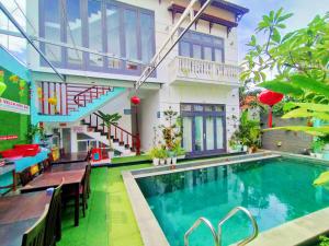 בריכת השחייה שנמצאת ב-Almond Villa Hoi An או באזור