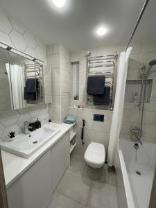 Ένα μπάνιο στο Apartment near the sea-Sigulda street +27 φωτογραφίες