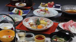 - une table avec des assiettes de nourriture et de boissons dans l'établissement Nikko Senhime Monogatari, à Nikkō