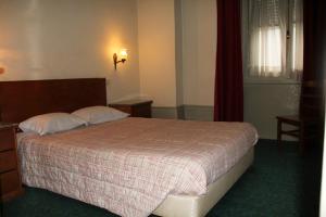 Un dormitorio con una cama grande y una ventana en Xango, en Oporto