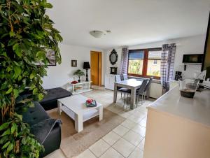 ein Wohnzimmer mit einem Sofa und einem Tisch in der Unterkunft FeWo24-Prasdorf in Prasdorf