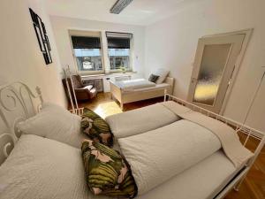 um quarto com duas camas e uma sala de estar em Schöne Fewo in Neumünster Innenstadt em Neumünster