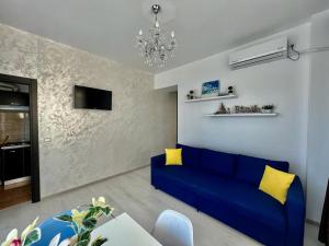 ママイアにあるNico Summer Apartmentのリビングルーム(青いソファ、黄色い枕付)