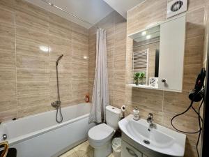 ママイアにあるNico Summer Apartmentのバスルーム(トイレ、洗面台、バスタブ付)