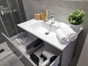 een badkamer met een witte wastafel en een douche bij Best House Assemini in Assemini