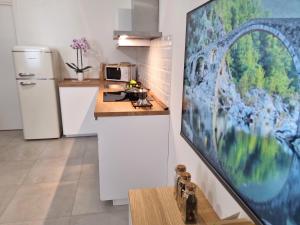 een keuken met een grote monitor aan de muur bij Best House Assemini in Assemini
