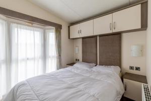 Ένα ή περισσότερα κρεβάτια σε δωμάτιο στο Beautiful 6 Berth Caravan By The Beach In Suffolk Ref 40076nd