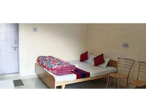 een slaapkamer met een bed en een tafel en stoelen bij Hotel Amandeep Galaxy, Barkot in Barkot