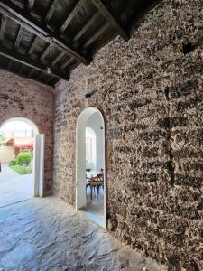 an open hallway with a stone wall and an archway at PEQUEÑO ENCANTO Hotel Boutique in Actopan