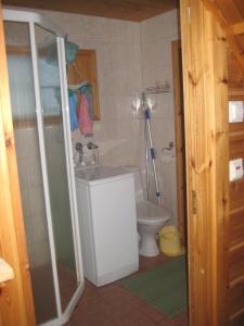 La salle de bains est pourvue d'un lavabo et de toilettes. dans l'établissement Kivitasku, à Kalajoki