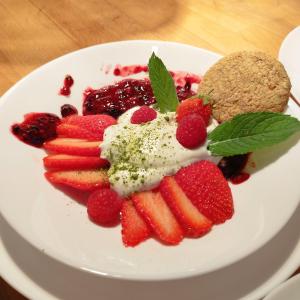 un plato de frutas y bayas en una mesa en Les 3 Koïs en Riec-sur-Bélon