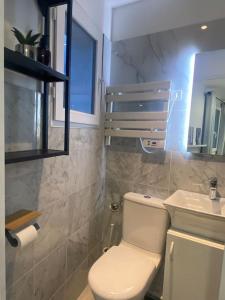 奥利Maison avec parking et jardin - 10 min de l'aéroport - ARRIVEE AUTONOME的浴室配有白色卫生间和盥洗盆。