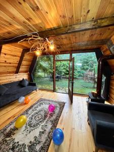 sala de estar con sofá y globos en el suelo en Oce Bungalow, en Ardeşen
