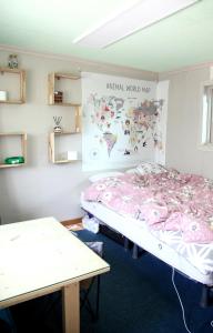 Cette chambre comprend un lit et une carte murale. dans l'établissement Camp k, à Mokpo