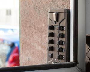 eine Fernbedienung, die aus einem Fenster ragt in der Unterkunft Ferienwohnung Holzstraße in Fürth