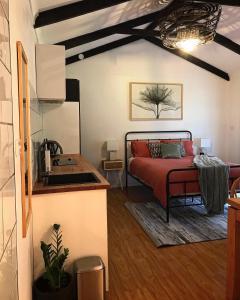 1 dormitorio con 1 cama y cocina con fregadero en Hopkins Homestead Farm Stay Studio, en Kettering
