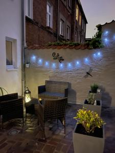 a patio with a table and chairs and lights at Five O - Familie Meeresleuchten - 3 Schlafzimmer in Wismar
