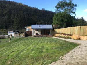 una casa con un patio con una valla en Hopkins Homestead Farm Stay Studio, en Kettering