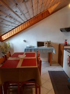 cocina con mesa y microondas en Cozy Loft with Fireplace & View, en Metsovo