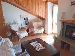 sala de estar con sofá y chimenea en Cozy Loft with Fireplace & View, en Metsovo