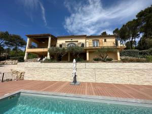 dom z basenem przed domem w obiekcie Studio Panoramic with the pool near Saint Victoire Aix en Provence w mieście Le Tholonet