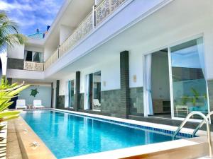 eine Villa mit Swimmingpool und ein Haus in der Unterkunft Ocean Star Apartment Sanur in Sanur