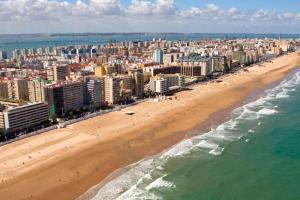 Fotografia z galérie ubytovania Moderno apartamento en Cádiz 9 min andando de la Playa Victoria con garaje v destinácii Cádiz