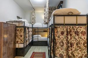 2 stapelbedden in een kamer met gordijnen bij Stanpoli Hostel in Istanbul