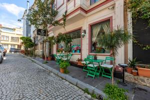 uma mesa verde e cadeiras fora de um edifício em Stanpoli Hostel em Istambul