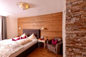A bed or beds in a room at Hotel Schartner