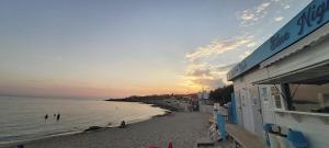 una playa con gente en la arena y el océano en Casa Azzurra Felloniche, en Castrignano del Capo