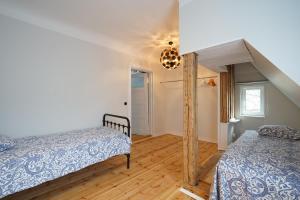 een slaapkamer met 2 bedden en een plafond bij Papli Beach Apartment in Pärnu