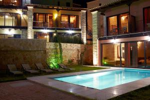 Bazén v ubytovaní Ornella Beach Resort & Villas alebo v jeho blízkosti