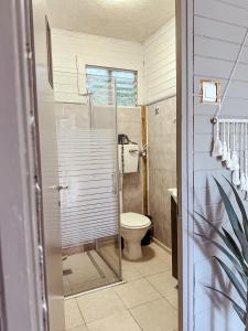 een badkamer met een toilet en een glazen douche bij Sky Travelers סקיי מטיילים in Moshav Ramot