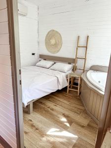 Habitación pequeña con cama, silla y lavabo. en Sky Travelers סקיי מטיילים en Moshav Ramot