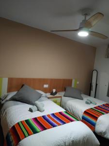 1 dormitorio con 2 camas y ventilador de techo en Bonito apartament a 3 minutos de la playa, en Cullera