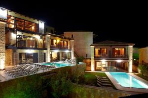 Bazén v ubytovaní Ornella Beach Resort & Villas alebo v jeho blízkosti