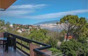 een balkon met uitzicht op een waterlichaam bij 2 Bedroom Gorgeous Apartment In Bosana in Stan Trigraci
